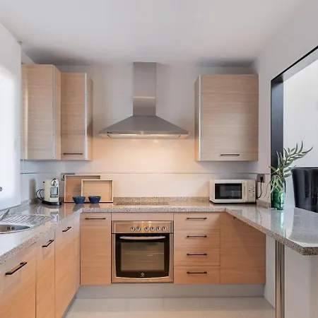 Seaview 2br Penthouse With Terrace & Pool Access *