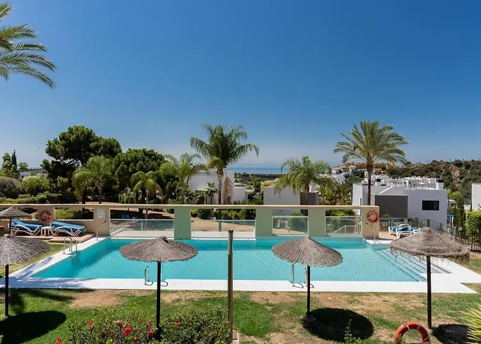 Seaview 2br Penthouse With Terrace & Pool Access Εστεπόνα