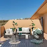 Seaview 2br Penthouse With Terrace & Pool Access Apartment