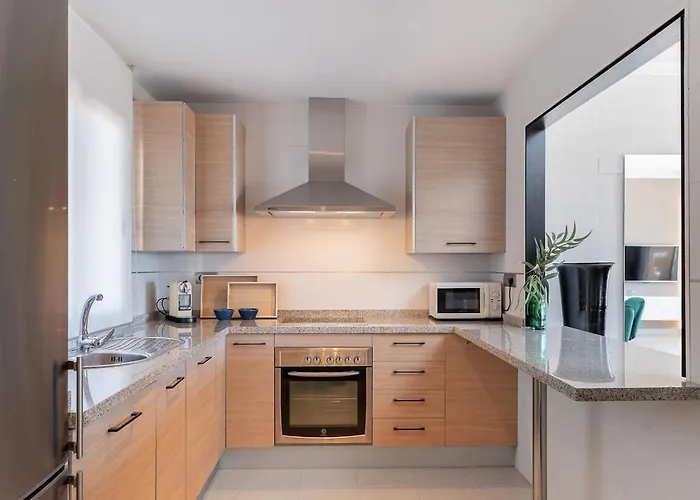 Seaview 2br Penthouse With Terrace & Pool Access *